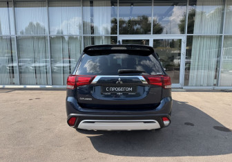Подержанный автомобиль Mitsubishi Outlander 2021 года (6 фото)