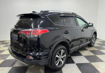 Подержанный автомобиль Toyota RAV4 2017 года (5 фото)