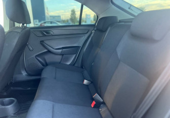 Подержанный автомобиль Skoda Rapid Liftback 2015 года (11 фото)