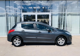 Подержанный автомобиль Peugeot 308 Hatchback 2010 года (4 фото)