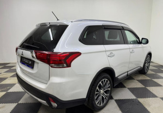 Подержанный автомобиль Mitsubishi Outlander 2015 года (5 фото)