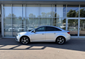 Подержанный автомобиль Chevrolet Cruze Sedan 2010 года (8 фото)