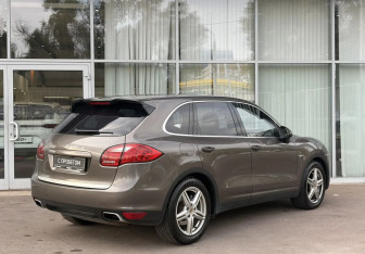 Подержанный автомобиль Porsche Cayenne 2011 года (5 фото)