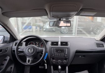 Подержанный автомобиль Volkswagen Jetta Sedan 2014 года (9 фото)