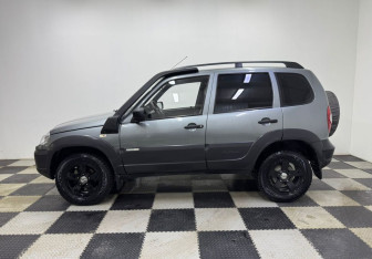Подержанный автомобиль Chevrolet Niva 2014 года (8 фото)