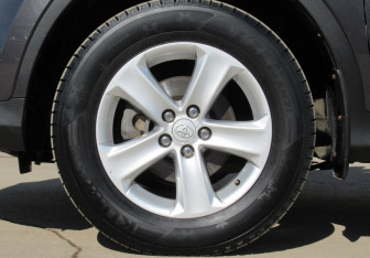 Подержанный автомобиль Toyota RAV4 2013 года (9 фото)