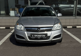 Подержанный автомобиль Opel Astra Sedan 2013 года (2 фото)