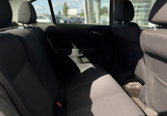 Подержанный автомобиль Opel Astra Sedan 2013 года (12 фото)