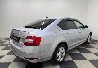 Подержанный автомобиль Skoda Octavia Liftback 2019 года (5 фото)