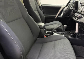 Подержанный автомобиль Toyota RAV4 2017 года (9 фото)