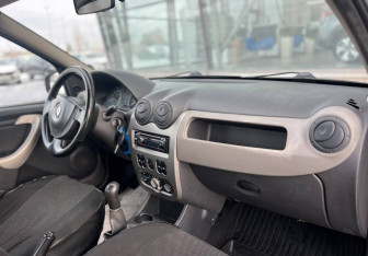 Подержанный автомобиль Renault Logan Sedan 2010 года (10 фото)