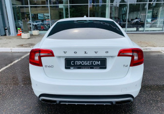 Подержанный автомобиль Volvo S60 2013 года (6 фото)