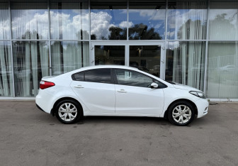 Подержанный автомобиль Kia Cerato Sedan 2015 года (4 фото)