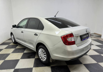 Подержанный автомобиль Skoda Rapid Liftback 2016 года (7 фото)