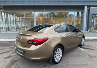 Подержанный автомобиль Opel Astra Sedan 2013 года (5 фото)