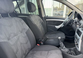 Подержанный автомобиль Renault Sandero 2013 года (12 фото)