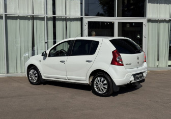 Подержанный автомобиль Renault Sandero 2013 года (7 фото)