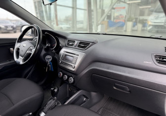 Подержанный автомобиль Kia Rio Hatchback 2016 года (10 фото)