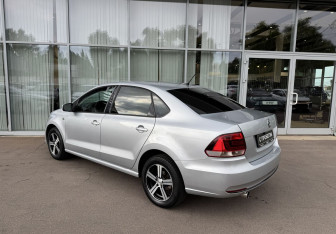 Подержанный автомобиль Volkswagen Polo Sedan 2016 года (7 фото)