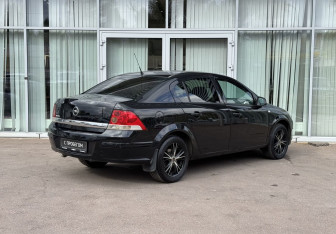 Подержанный автомобиль Opel Astra Sedan 2011 года (5 фото)