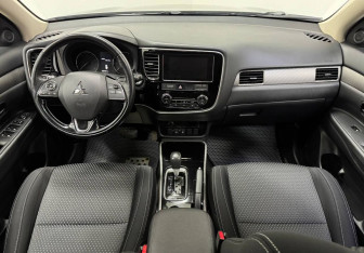 Подержанный автомобиль Mitsubishi Outlander 2018 года (10 фото)
