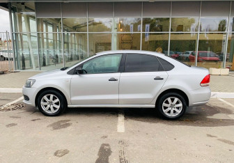 Подержанный автомобиль Volkswagen Polo Sedan 2012 года (8 фото)