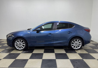 Подержанный автомобиль Mazda Axela Sedan 2017 года (8 фото)