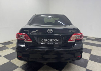 Подержанный автомобиль Toyota Corolla Sedan 2012 года (6 фото)