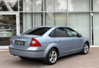 Подержанный автомобиль Ford Focus Sedan 2006 года (5 фото)