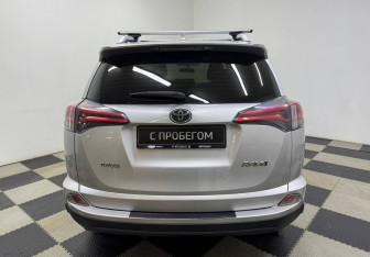 Подержанный автомобиль Toyota RAV4 2017 года (6 фото)