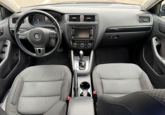 Подержанный автомобиль Volkswagen Jetta Sedan 2012 года (11 фото)