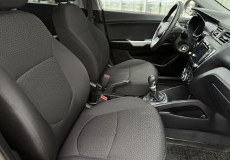 Подержанный автомобиль Kia Rio Hatchback 2013 года (12 фото)