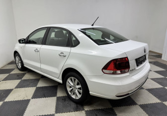 Подержанный автомобиль Volkswagen Polo Sedan 2015 года (7 фото)
