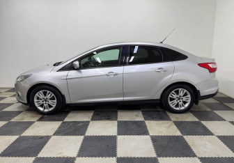 Подержанный автомобиль Ford Focus Sedan 2011 года (8 фото)