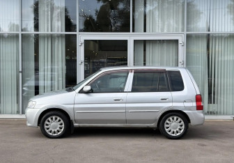 Подержанный автомобиль Mazda Demio 2002 года (8 фото)