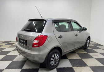 Подержанный автомобиль Skoda Fabia Hatchback 2011 года (5 фото)