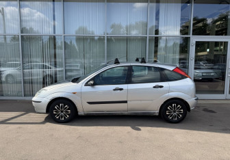 Подержанный автомобиль Ford Focus Hatchback 2002 года (8 фото)