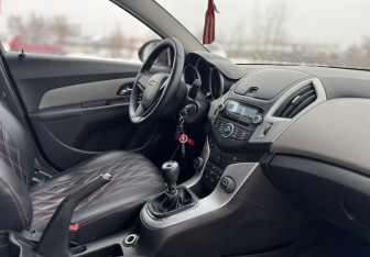 Подержанный автомобиль Chevrolet Cruze Hatchback 2013 года (10 фото)