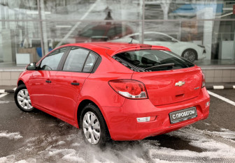 Подержанный автомобиль Chevrolet Cruze Hatchback 2013 года (7 фото)