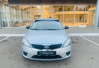 Подержанный автомобиль Kia Ceed Hatchback 2013 года (2 фото)