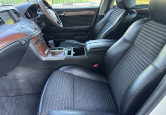 Подержанный автомобиль Nissan Fuga 2005 года (10 фото)