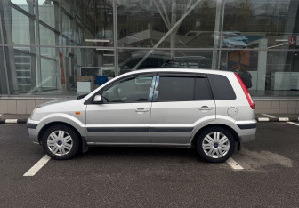 Подержанный автомобиль Ford Fusion 2007 года (8 фото)