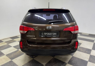 Подержанный автомобиль Kia Sorento 2015 года (6 фото)