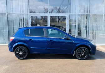 Подержанный автомобиль Opel Astra Hatchback 2004 года (8 фото)