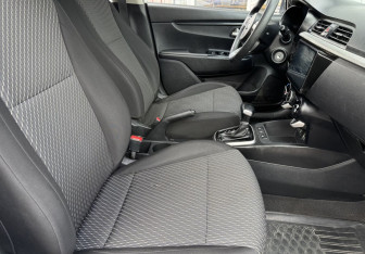 Подержанный автомобиль Kia Rio Hatchback 2018 года (10 фото)