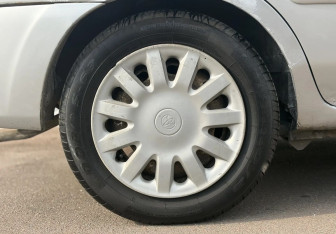 Подержанный автомобиль Mazda Demio 2002 года (12 фото)
