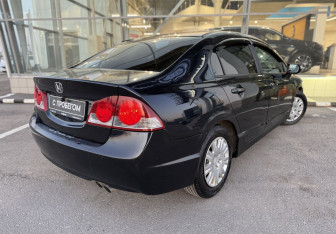 Подержанный автомобиль Honda Civic Sedan 2007 года (5 фото)