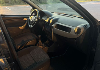 Подержанный автомобиль Renault Sandero 2011 года (9 фото)