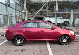 Подержанный автомобиль Chevrolet Cobalt Sedan 2013 года (4 фото)