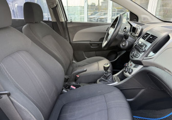 Подержанный автомобиль Chevrolet Aveo Sedan 2013 года (10 фото)
